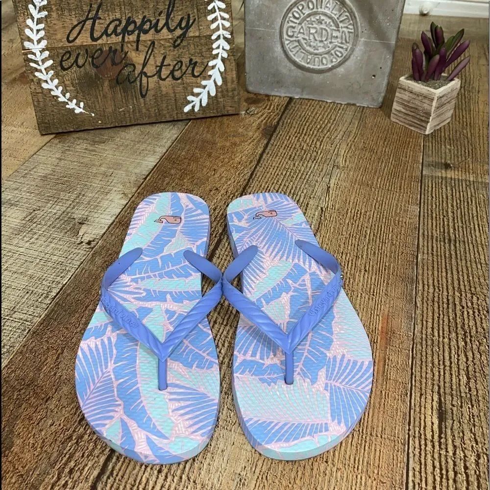 Vineyard Vines Flip flop whale 
Size 5/6